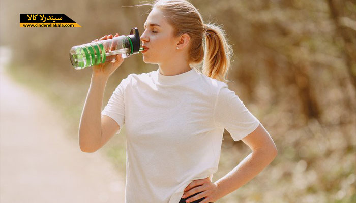 نوشیدن مایعات سالم برای جلوگیری از خشکی پوست در فصل تابستان